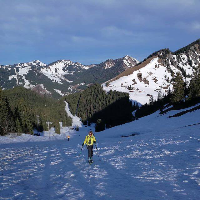 alpin_de's tweet photo. Morgens schien noch die Sonne. Auf dem zum Gipfel 1 am heutigen Tag. #spitzingsee #reibn #skitour #sonnescheint #dawarderskinochganz #olafklärtdasschon https://t.co/IEAHh6kN3m https://t.co/OoD912oDpf