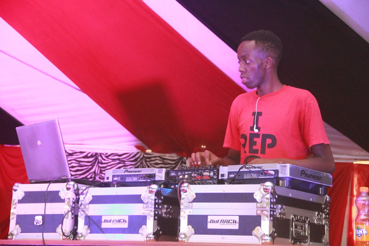 DeejayGJO's tweet photo. Big up @DeejayTripple on the ones and twos at #LaydbackLounge https://t.co/h0SqIe1xY1