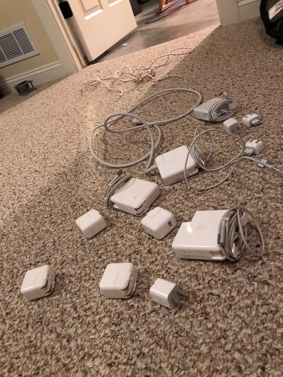JanaLeeSchmid's tweet image. I obviously have a hoarding problem. #apple #movingprep