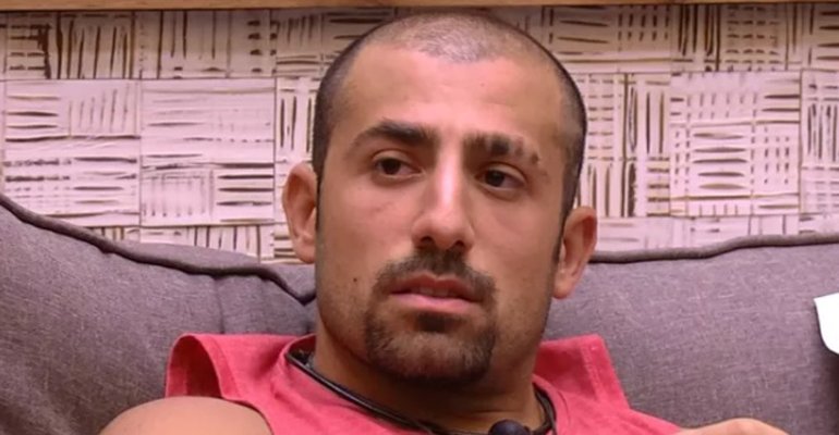 carasbrasil's tweet photo. Saiba quanto custaria para Kaysar tirar a família da Síria --> https://t.co/t9dvBqytV4 https://t.co/vPnsRCXoZZ