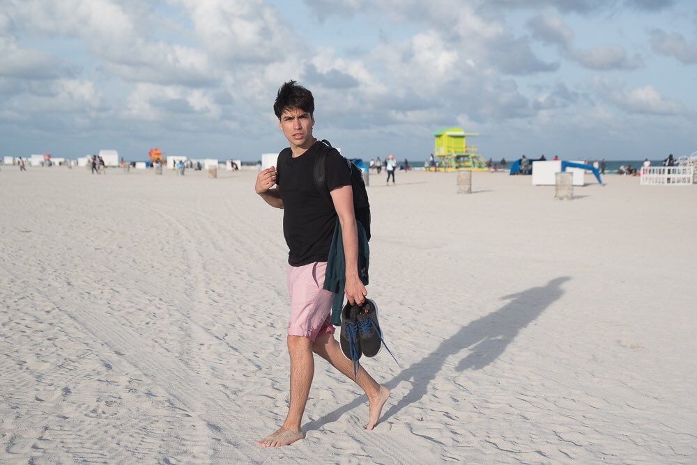 agu_sullivan's tweet photo. Eehhh... título: Persona que el sol le tapa la vista mientras camina en la playa.
Ph. @lucianaluduenia
#Miami #Maiameee #playa #beach #trá #spiaggia https://t.co/04VC9jOehD
