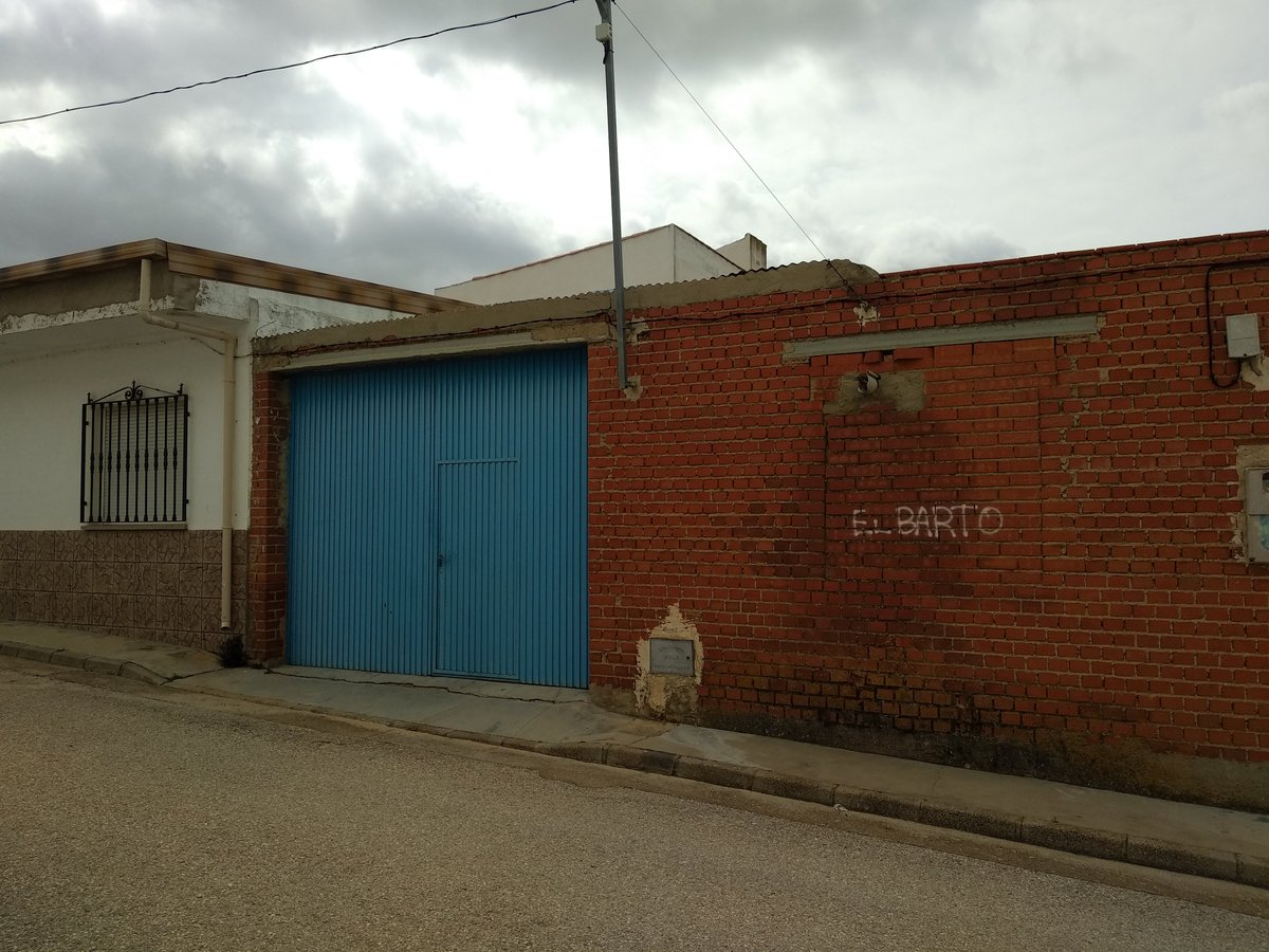 chemagato's tweet photo. #LaVidaModerna es una pintada con referencias a Los Simpson en un pueblo chico de Cuenca @VidaModernaOML https://t.co/m7vkuaglqU