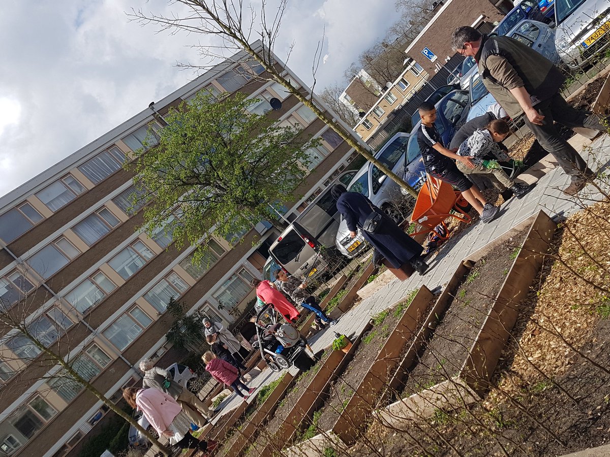 De Alexander de Grote laan is een buurtmoestuin rijker! Mede mogelijk gemaakt door <a href="/Doenjautrecht/">DOENJA Utrecht</a> <a href="/WBZuidwest/">Zuidwest</a> Mooie opening van tuinseizoen.
