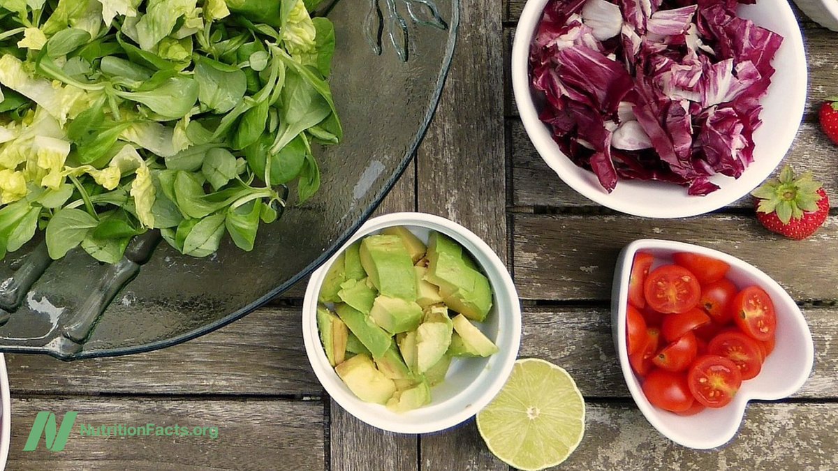 nutrition_facts's tweet photo. The nutritional benefits of guacamole extend beyond just the nutrients avocados themselves contain. https://t.co/a1gfEAwqEg #plantbased https://t.co/WzB2hfizFO