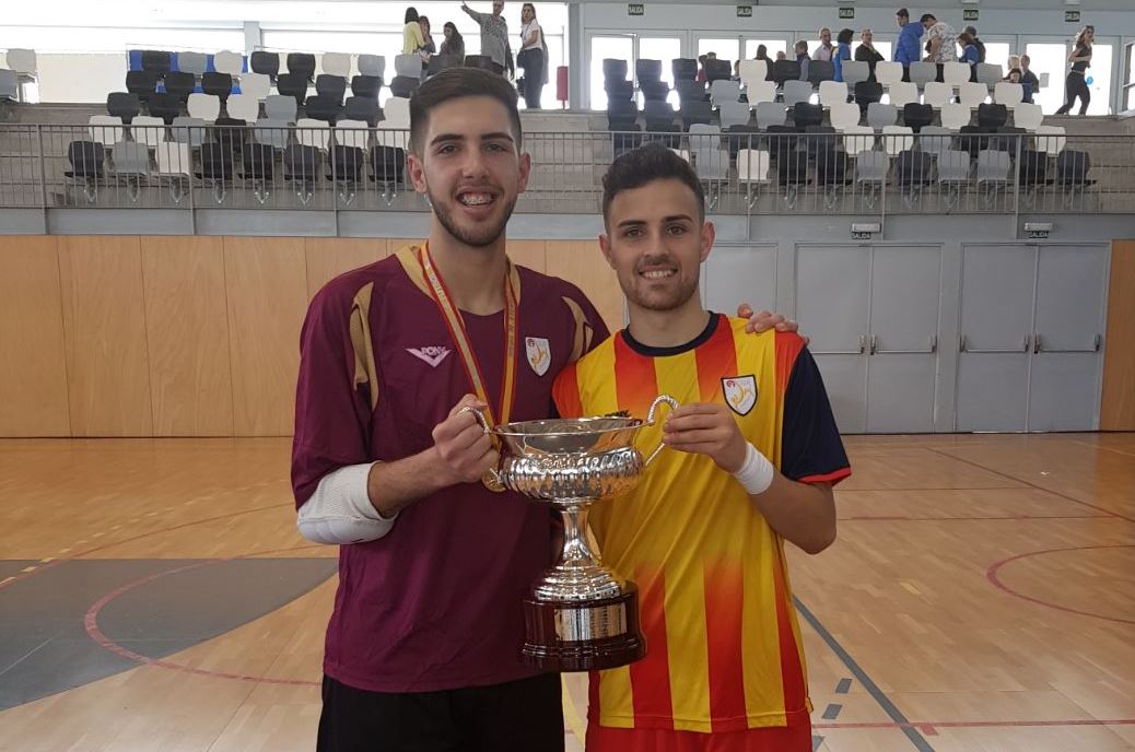 fsalagarcia's tweet photo. LA IMATGE DEL CAP DE SETMANA | @MariioLopez5 I @BorjaPuerta1 es proclamen campions d'Espanya sub19 derrotant a la pròrroga a Aragó (2-3) #sub19mascFS #futsal #SeleccionsCATFS https://t.co/tuMhnDJnCS