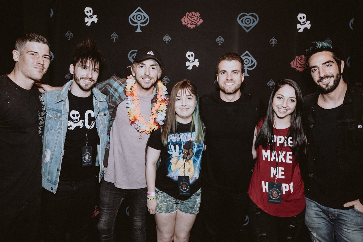WhitneyxPaxton's tweet photo. Good times. Good picture. Good boys. 👌🏼
📷 the always impressive @ashleyophoto 🔥
#atlgoodtimes #hustlermeetandgreet #youngrenegadestour https://t.co/MoVniwSEdt