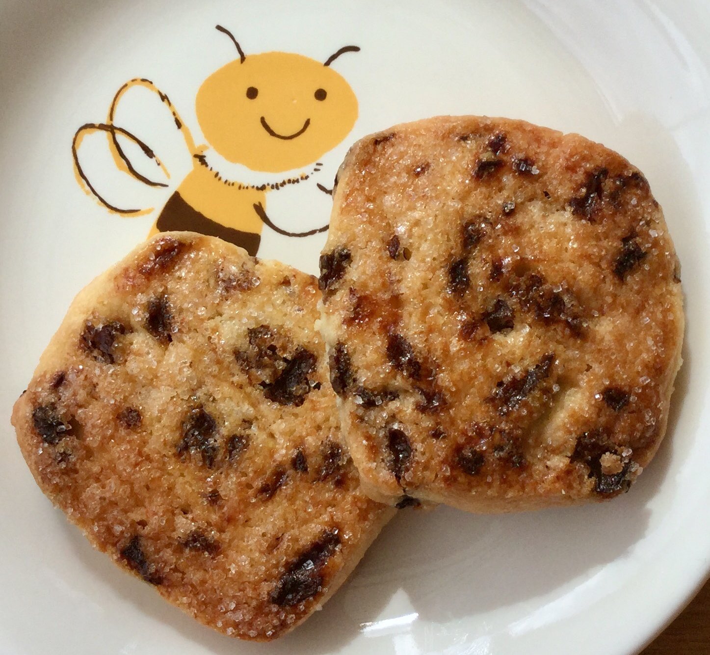 花子 山田詩子さんの ティータイムのイギリス菓子 のレシピで ダービービスケット というお菓子を作りました グラニュー糖を振りかけてから焼くのでカリッ シャリッ とおいしい ˆoˆ 紅茶にピッタリです カランツ カシス 黒すぐり の代わりに 花子 山田詩子さんの ティータイムのイギリス菓子 のレシピで ダービービスケット というお菓子を作りました グラニュー糖を振りかけてから焼くのでカリッ シャリッ とおいしい ˆoˆ 紅茶にピッタリです カランツ カシス 黒すぐり の代わりに