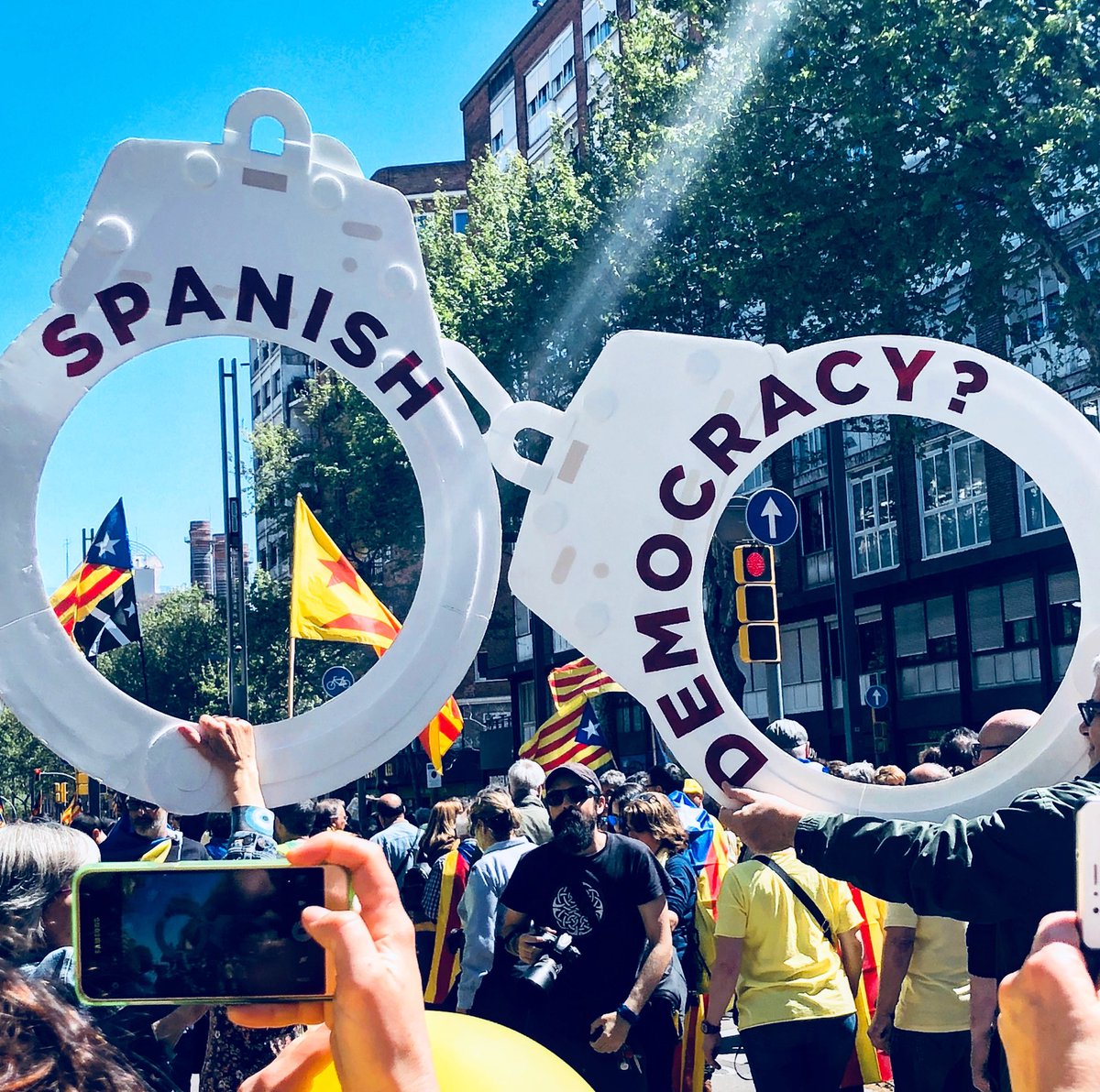 alba_z_c's tweet photo. En peu de pau #15M #Barcelona #Llibertat #PresosPolitics #Democracia https://t.co/j87GZFjkxG