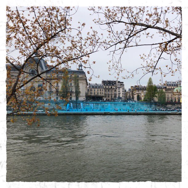 tomoe_a_paris's tweet photo. 同僚たちと #THECOLORRUNBYSEPHORA に参加. セーヌ河岸からスタートし(写真①), 長いトンネルを抜けルーブルの前で最初の黄色い粉を浴び(写真②), 対岸のオルセー前で青粉(写真③), そして緑・ピンクと続きトロカデロでゴール. あとは音楽と20分毎の色粉噴射で, もう, どーにでもなれ!笑 https://t.co/XPAqYHh9Bl