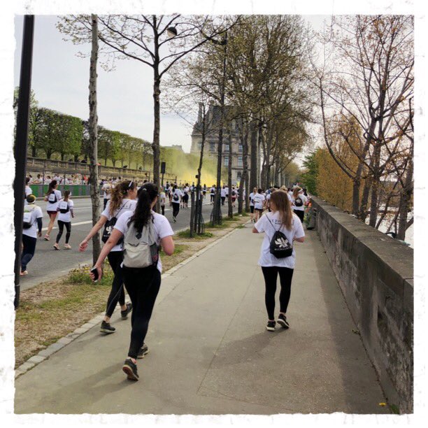 tomoe_a_paris's tweet photo. 同僚たちと #THECOLORRUNBYSEPHORA に参加. セーヌ河岸からスタートし(写真①), 長いトンネルを抜けルーブルの前で最初の黄色い粉を浴び(写真②), 対岸のオルセー前で青粉(写真③), そして緑・ピンクと続きトロカデロでゴール. あとは音楽と20分毎の色粉噴射で, もう, どーにでもなれ!笑 https://t.co/XPAqYHh9Bl