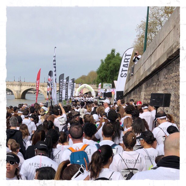tomoe_a_paris's tweet photo. 同僚たちと #THECOLORRUNBYSEPHORA に参加. セーヌ河岸からスタートし(写真①), 長いトンネルを抜けルーブルの前で最初の黄色い粉を浴び(写真②), 対岸のオルセー前で青粉(写真③), そして緑・ピンクと続きトロカデロでゴール. あとは音楽と20分毎の色粉噴射で, もう, どーにでもなれ!笑 https://t.co/XPAqYHh9Bl