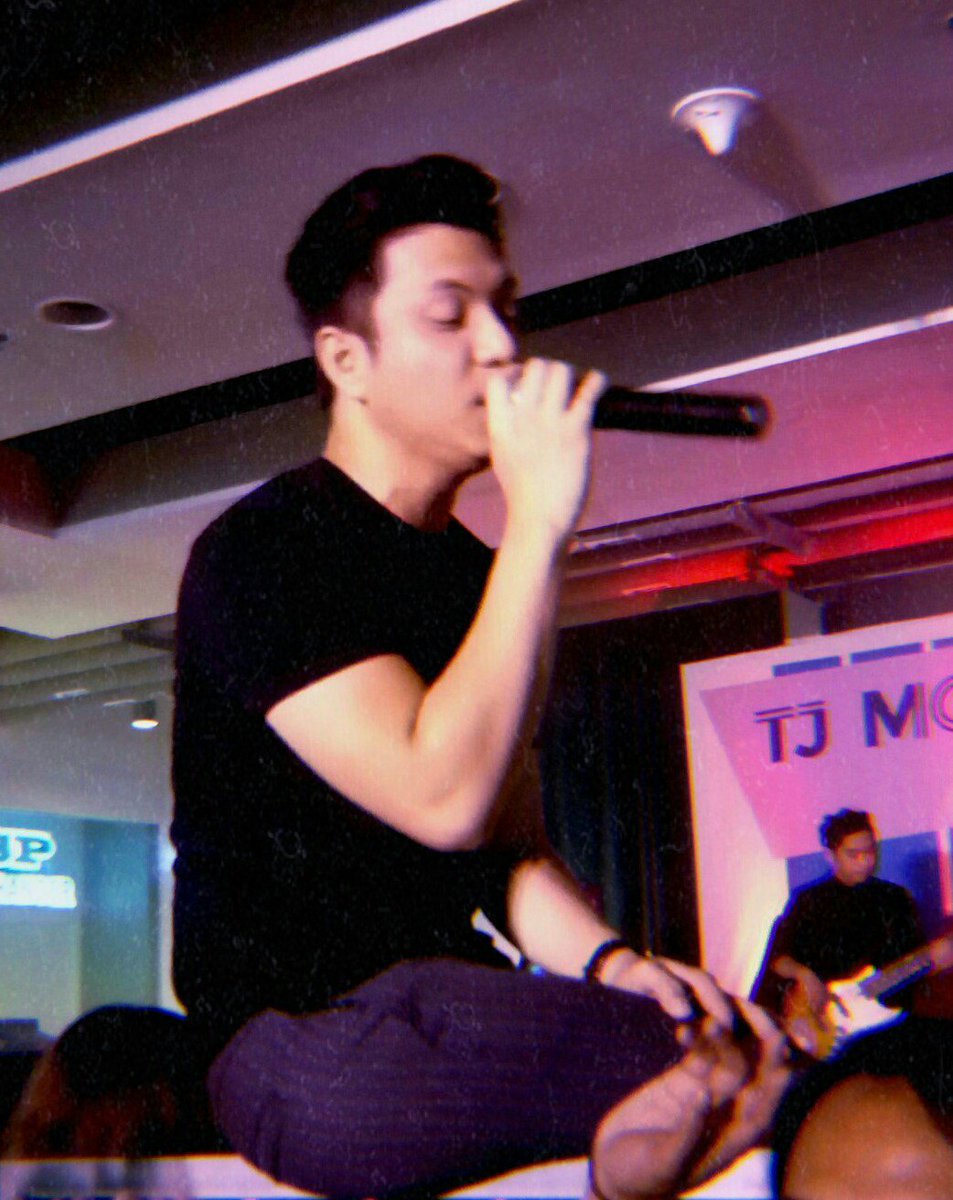 kimmmreyesxx's tweet photo. Haaaay paano 'di mo mamahalin at susuportahan 'to? Iba ka!!! @tjmusicmonterde 💖

Kuys: "Gusto ko malapit ako sa inyo" 
and he was like... https://t.co/lGw0boNpVr