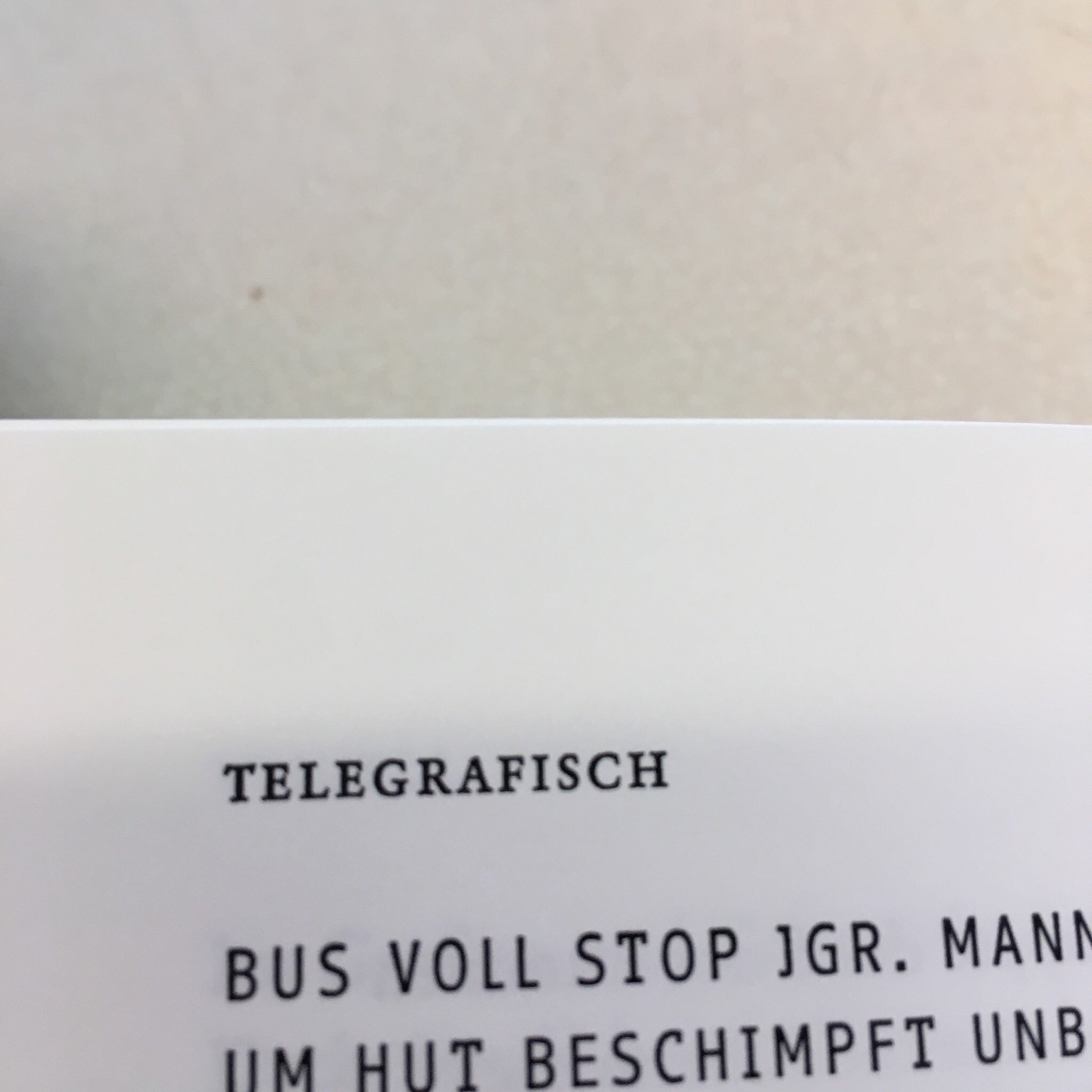 緩めのドイツ語bot クノー 文体練習 のドイツ語 翻訳版 レタープレス エディションがsuhrkampから出ています 内容の面白さはさることながら 各項がそれらしい書体とレイアウトで組まれていて 本当に 素晴らしいです ドイツ語の勉強にもブック