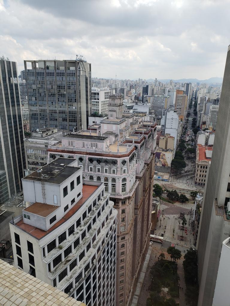 Leumas__Samuel's tweet photo. Do Alto do Farol Santander:

Avenida São João
Edifício Martinelli 
Casa do Comendador 

#farolsantander 
#edificiomartinelli https://t.co/X2SbGNX5O0
