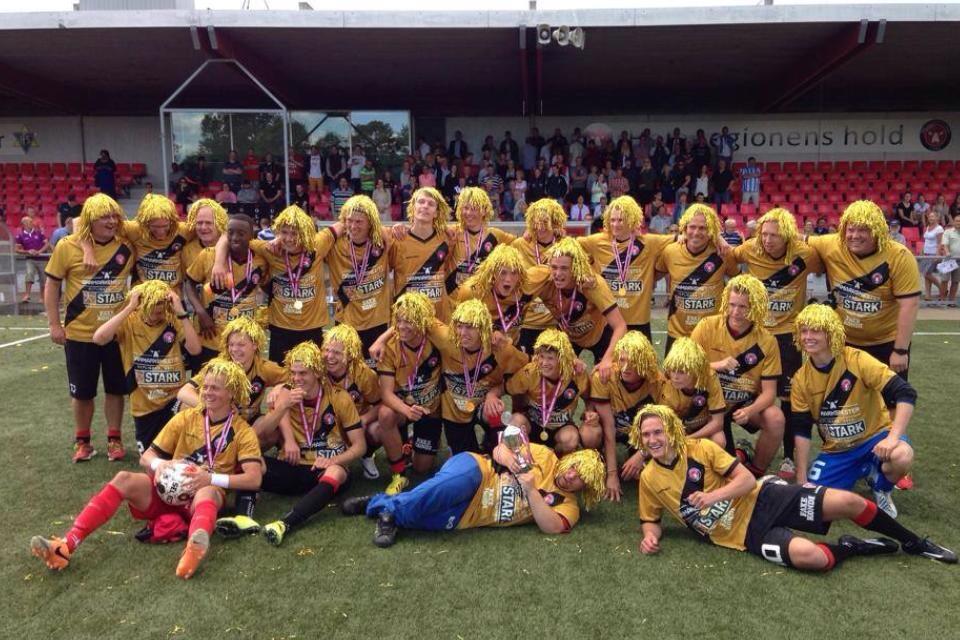 fcmidtjylland's tweet image. Når spillerne går på banen til opgøret mod FC Nordsjælland, vil de bære sørgebind. Klubben har mistet en af sine største og mest vellidte fans gennem tiden, og FC Midtjyllands tanker går til Bjarkes nærmeste.

#sldk #fcnfcm #fcmlive