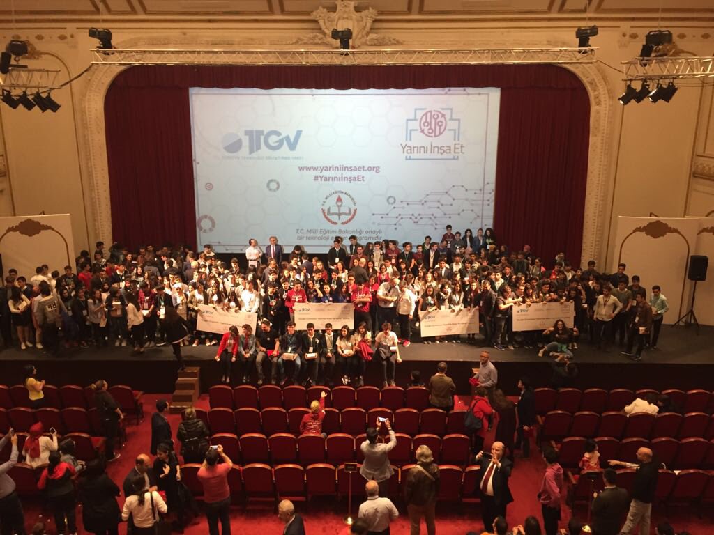 #YarınıİnşaEt programının tek kazanını Türk Gençleri ve onları yetiştiren öğretmenleri... Tüm heyecanları ile hiç eğitim almadan 2 dakikalık ‘asansör sunumu’ yapan ve teknoloji tabanlı projelerini anlatan süper bir gençlik .... geliyor.. #maketomorrow #TeknolojiÜretenTürkiye