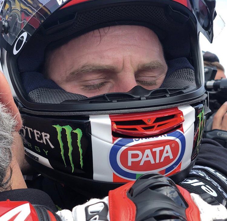 Kawasaki_Espana's tweet photo. Termina el fin de semana con una segunda posición 🥈 de @jonathanrea en el #AragonWorldSBK 👏🏻
Continúa el liderato 🔱
#Kawasaki #KRT #WorldSBK https://t.co/IIVN4E0pCZ