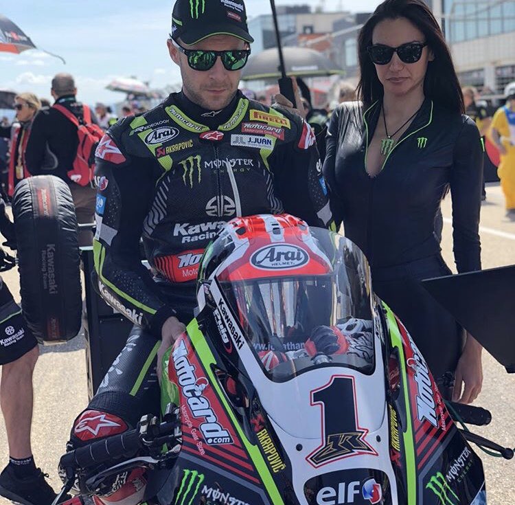 Kawasaki_Espana's tweet photo. Termina el fin de semana con una segunda posición 🥈 de @jonathanrea en el #AragonWorldSBK 👏🏻
Continúa el liderato 🔱
#Kawasaki #KRT #WorldSBK https://t.co/IIVN4E0pCZ