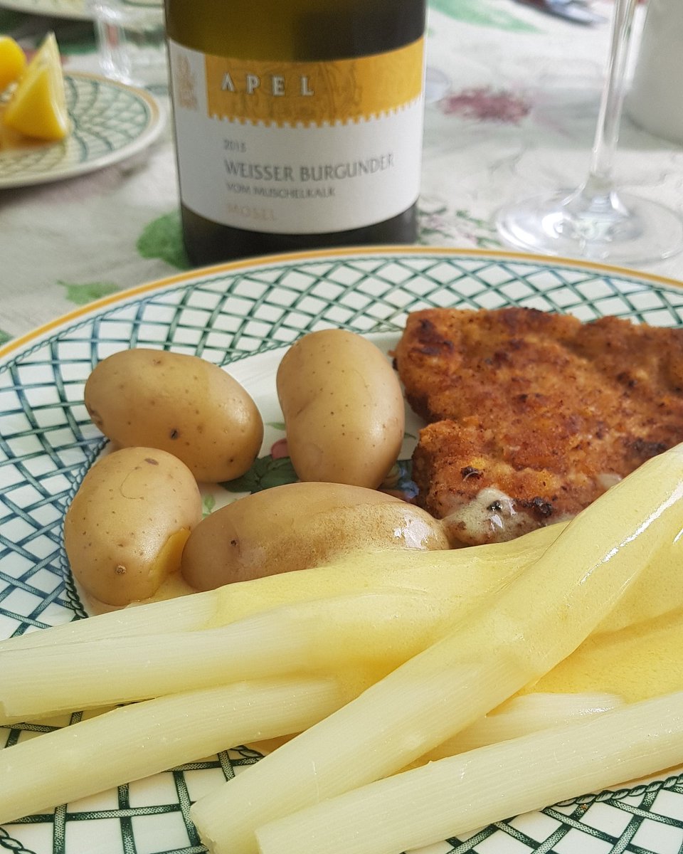 SteinekeCDU's tweet photo. Lecker! Der erste #Spargel des Jahres. Natürlich aus dem Wahlkreis - aus #Spaatz. https://t.co/H8yX3UMntK