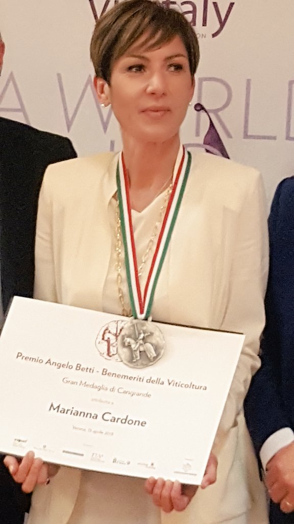 A Marianna Cardone delegata <a href="/donnedelvino/">Le Donne del Vino</a> #Puglia il premio #AngeloBetti2017 oggi al @VinitalyTasting. Un riconoscimento per l'impegno di valorizzazione e promozione vitivinicolo pugliese e per aver contribuito a sostenere un settore vitale e straordinario della ns economia