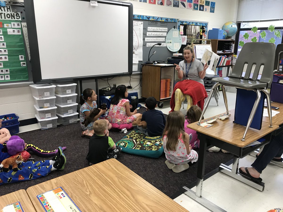 tolbertreading's tweet photo. Another wonderful evening at Tolbert’s Sories Under the Stars!!!  #jamminginourjammies
#lcps18 @tolbert_ES https://t.co/YbepSovKwL
