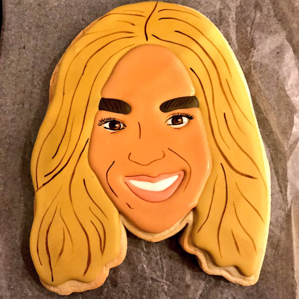 KrystaferRedden's tweet photo. In honor of @Beyonce's performance at @coachella this morning, I give you the Beyoncécookie from #CupcakeMarket on the #LES in #NYC. #justataste #withmymorningtea #cookie #cookies #art #beyonce #queenb #coachella #coachella2018 #toobootylicious #bestthingyouneverhad 👑🐝 https://t.co/ese9siVqo0