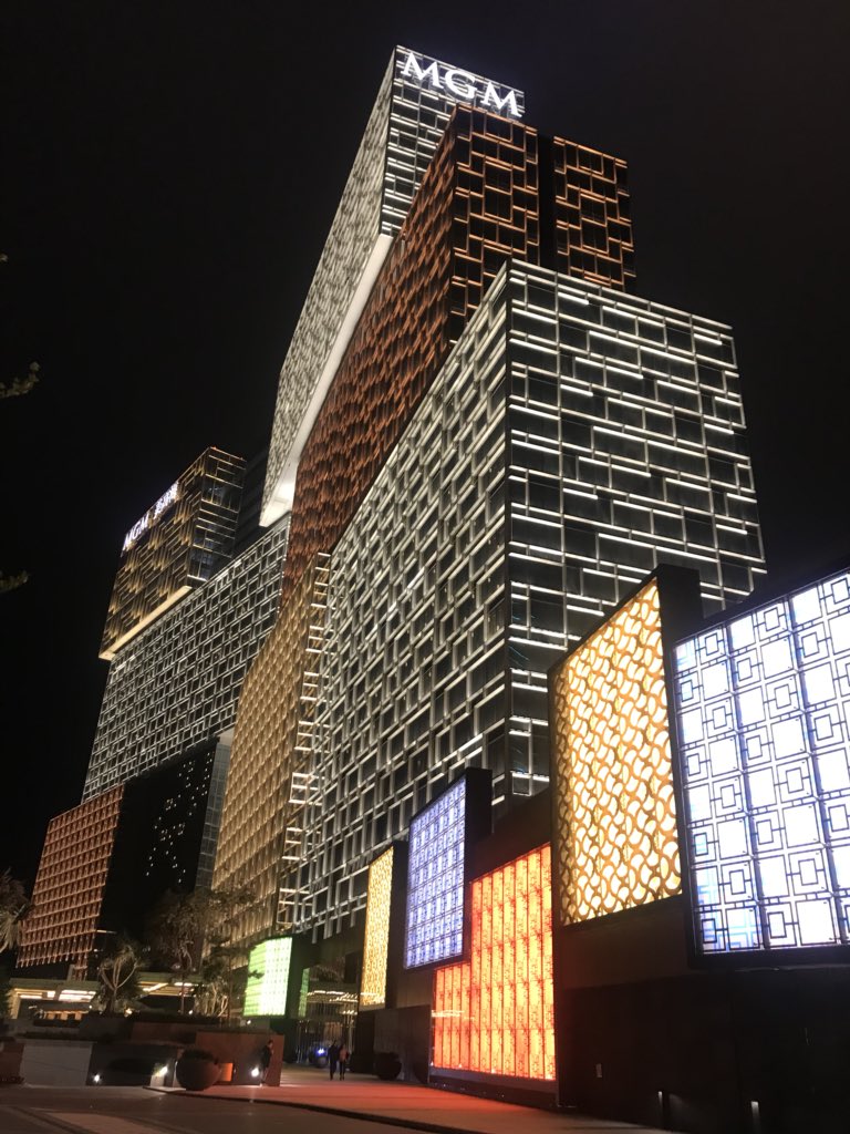 LinenRobe's tweet photo. You can see these places at same time. MGM has conceptual compositions. It’s might be my favorite one in here... #MGM #macau https://t.co/UiubuP81oP