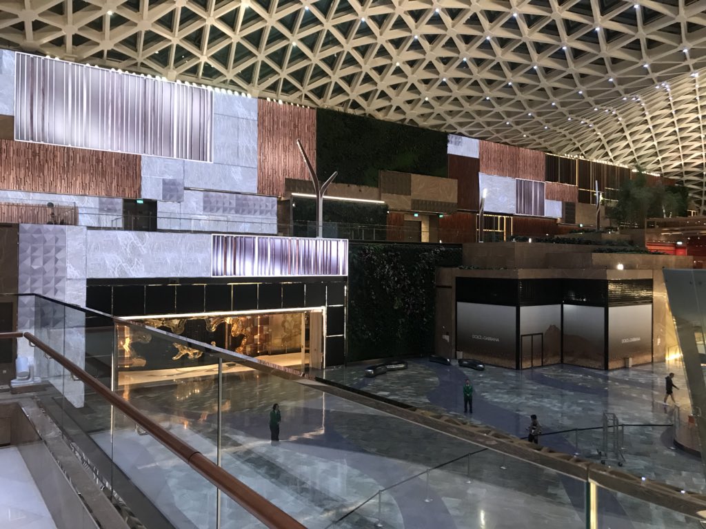 LinenRobe's tweet photo. You can see these places at same time. MGM has conceptual compositions. It’s might be my favorite one in here... #MGM #macau https://t.co/UiubuP81oP