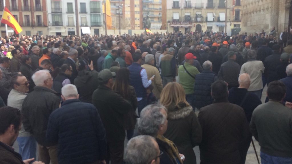 Espana_2000's tweet photo. 🌳 Con los cazadores en las calles para reivindicar la "#caza como forma de vida" y acabar con los insultos en redes sociales. 

#Respeto #Conservación
#DefensaDelMedioRural https://t.co/Aq5Ow4H4Ea