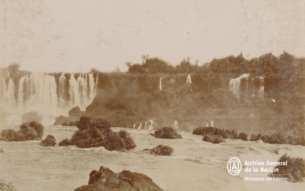 ParquesOficial's tweet photo. #ParquesConHistoria
Desde 1934, el Parque Nacional #Iguazú protege la exuberante selva paranaense en la provincia de Misiones. Desde hace más de 80 años, viajeros del país y del mundo llegan hasta aquí para maravillarse ante las cataratas. https://t.co/6Irs6bW5i9