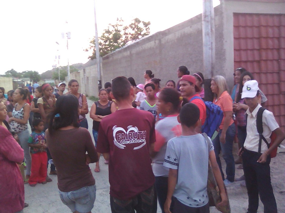 jdb_carabobo1's tweet photo. Aquí andamos @psuvaristobulo @gabypm_21 @JovenDelBarrio en La Máxima instancia del Poder Popular #Nodulo https://t.co/ajTLSQZICJ