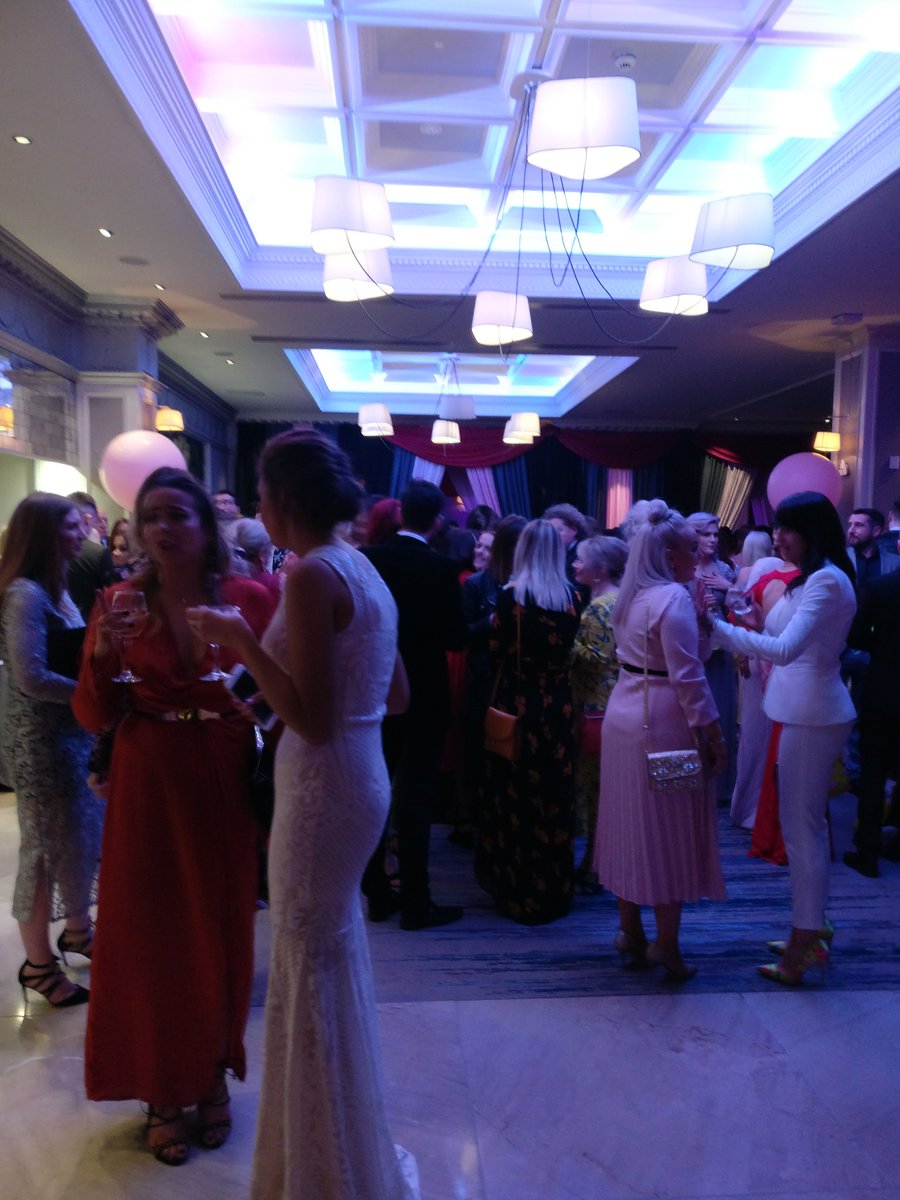 image_magazine's tweet image. Huge crowd of gorgeous gals and guys ready to go! #IMAGEBOB18