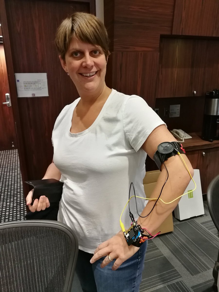 Amanda_Deneau's tweet image. Coding our own makeshift Mp3 player/fitbits with #microbit Nous créons nos propre lecteur de musique/compteur de pas @FCLEdu #FCLedu #CanCodetoLearn