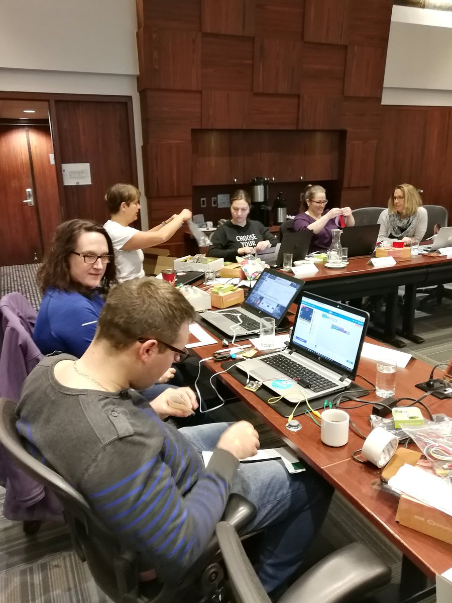 Amanda_Deneau's tweet image. Coding our own makeshift Mp3 player/fitbits with #microbit Nous créons nos propre lecteur de musique/compteur de pas @FCLEdu #FCLedu #CanCodetoLearn