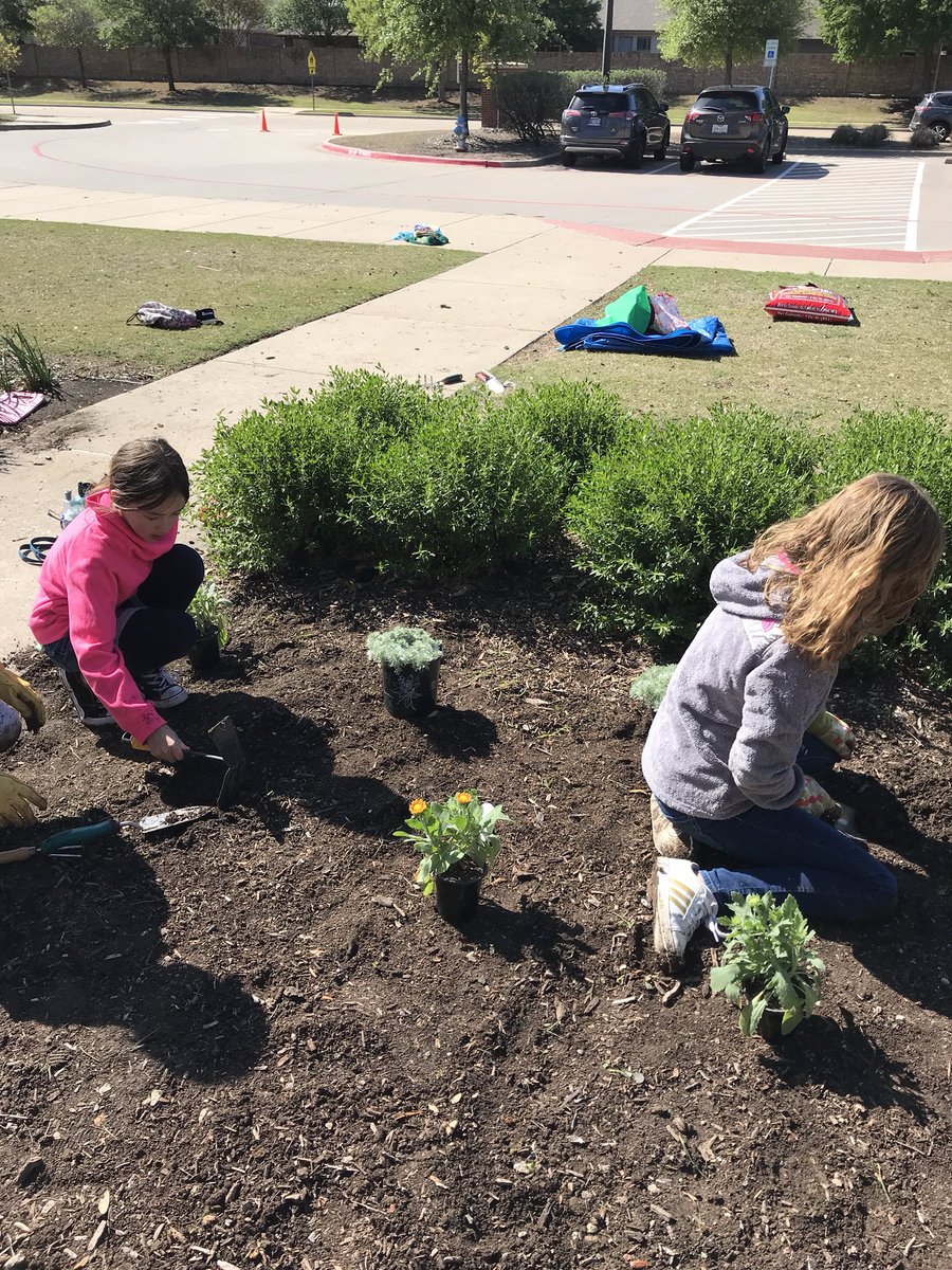 ElliottFISD's tweet photo. We are so grateful for our Girl Scout Troop #6785!! They are beautifying Elliott! #elliottlearners #l2ipa #boti https://t.co/1xFDSWHvFl
