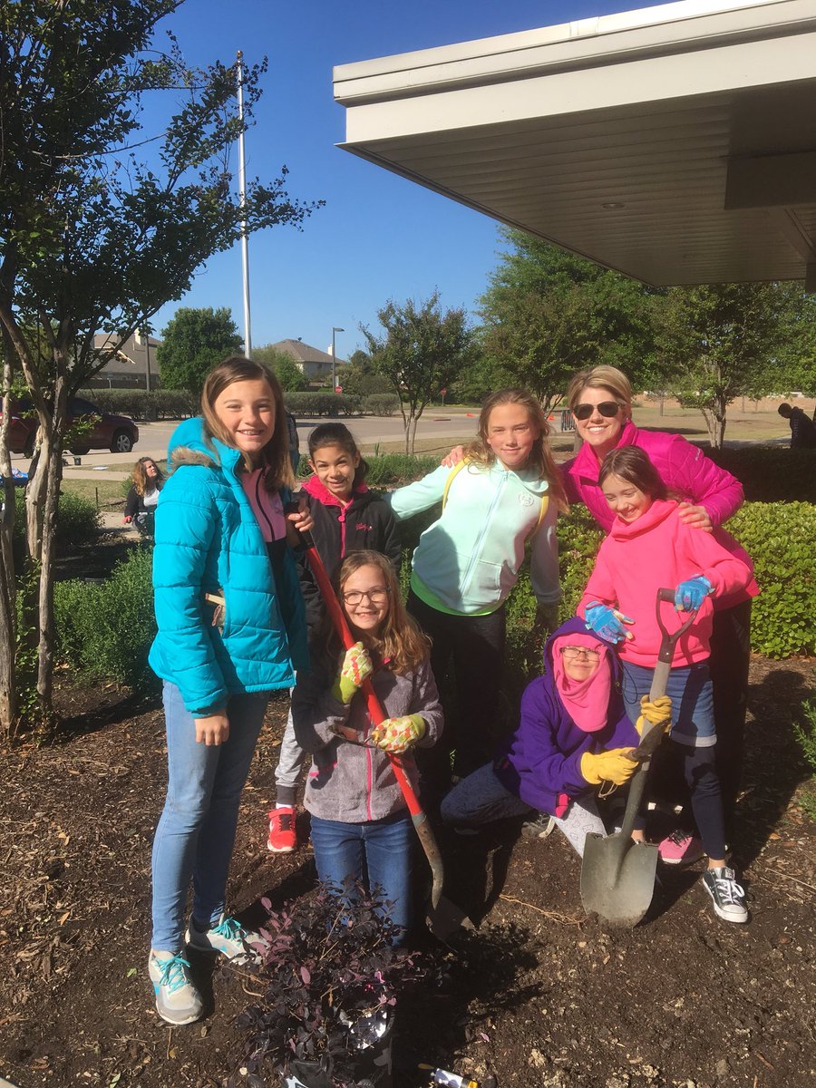 nataliebmiller's tweet photo. Thank you Girl Scout Troop #6785! Elliott Elementary looks beautiful! We appreciate your hard work! @lisabug1966 @ElliottLearners #elliottlearners #l2ipa #boti https://t.co/ZsCLLn8REQ