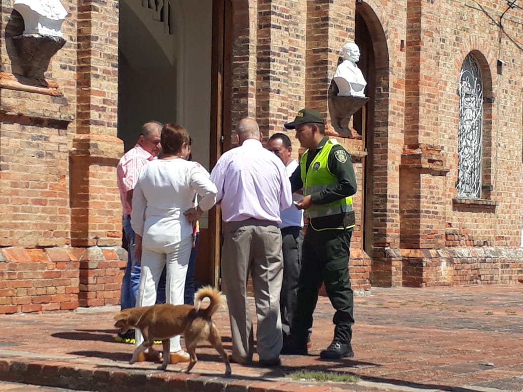 guille0123's tweet photo. @PoliciaStander en el corregimiento la fuente se realizó la campaña de prevención de hurtó a residencia de igual forma acompañamiento de las actividades religiosas 
#todoscontraelhurto https://t.co/1p1F5W2ptZ