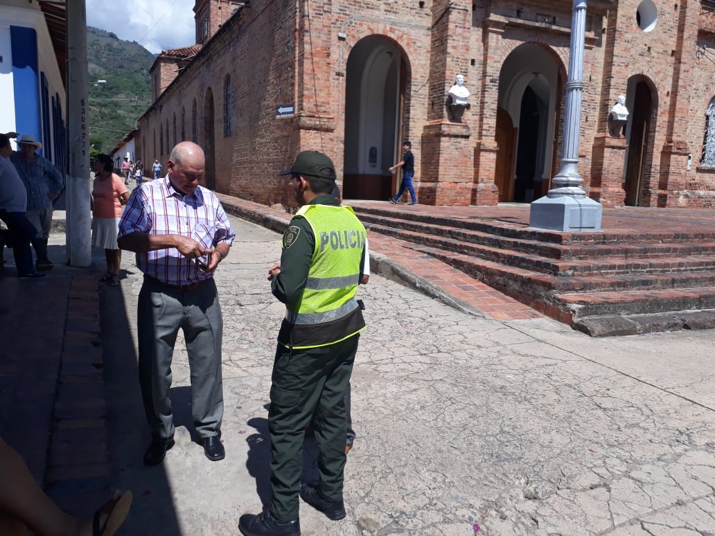 guille0123's tweet photo. @PoliciaStander en el corregimiento la fuente se realizó la campaña de prevención de hurtó a residencia de igual forma acompañamiento de las actividades religiosas 
#todoscontraelhurto https://t.co/1p1F5W2ptZ