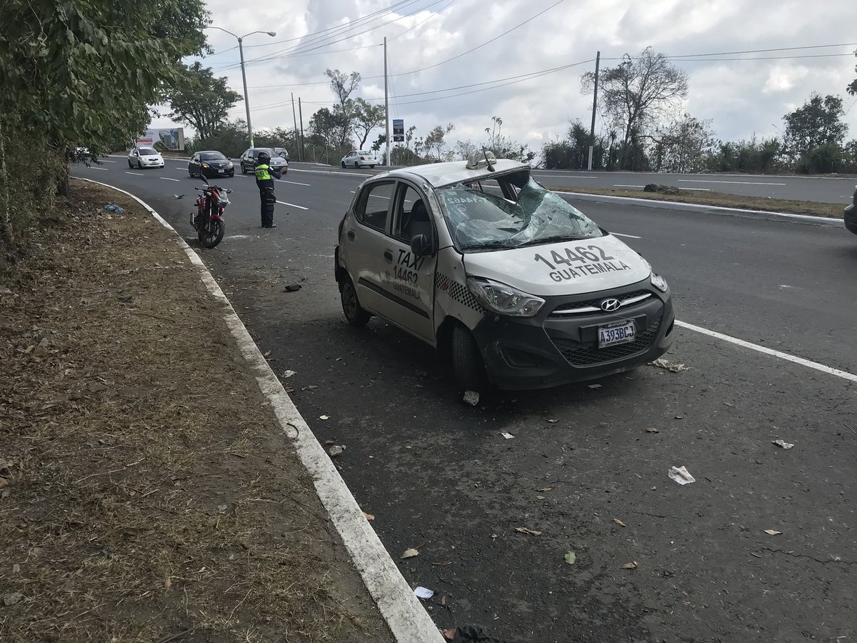 En el Bulevar el naranjo,se registró un accidente de tránsito, la primera hipótesis de la PNC es que se derivó de las inclemencias del tiempo, en el lugar resultó herido el piloto y su acompañante Edwin Ricardo flores castro.