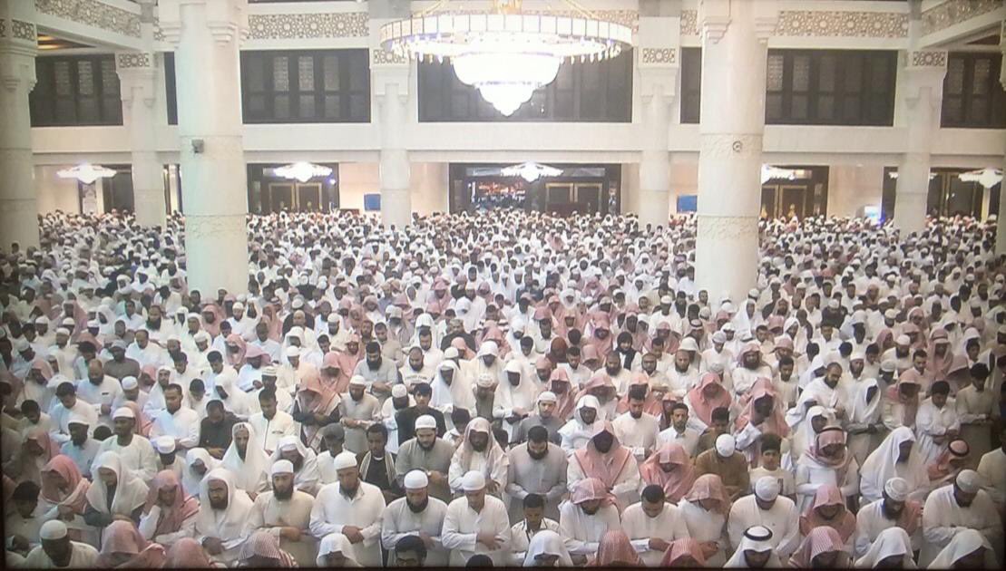 تعطش الأنفس وبذكر الله ترتوي
هنا الحياه،هنا تطيب الأنفس بذكر الله
هنا يتزاحم عباد الله ع بيوت الله
حضور يغيض قلوب المنافقين
🍀ويبهج قلوب المؤمنين🍀
شهد #جامع_الراجحي_بمكة
حضوراً كثيفاً لمحاضرة الشيخ علي القرني💢
هذا هو واقع بلادنا ومجتمعنا ولاعزاء لكارهي الحياة بالقرب من الله🇸🇦