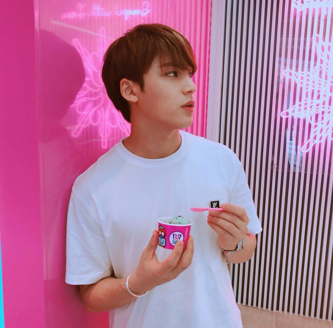 wey wey jangan klosdon, enakan makan eskrim bareng gyu yang @jyeinlyz98