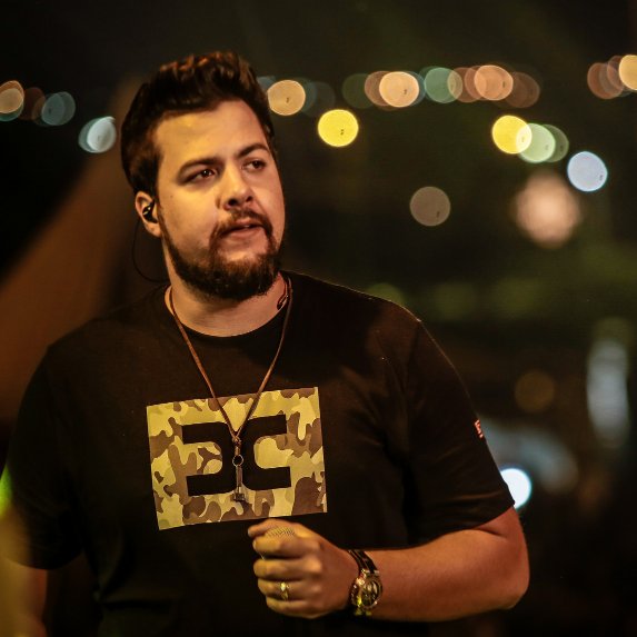 zrtoficial's tweet photo. Aqui de olho em quem ainda não se inscreveu no nosso canal no Youtube /zretoficial 🤔 Amanhã tem mais um vídeo do DVD pro ceis! #ZReT https://t.co/40SIhdF3dY