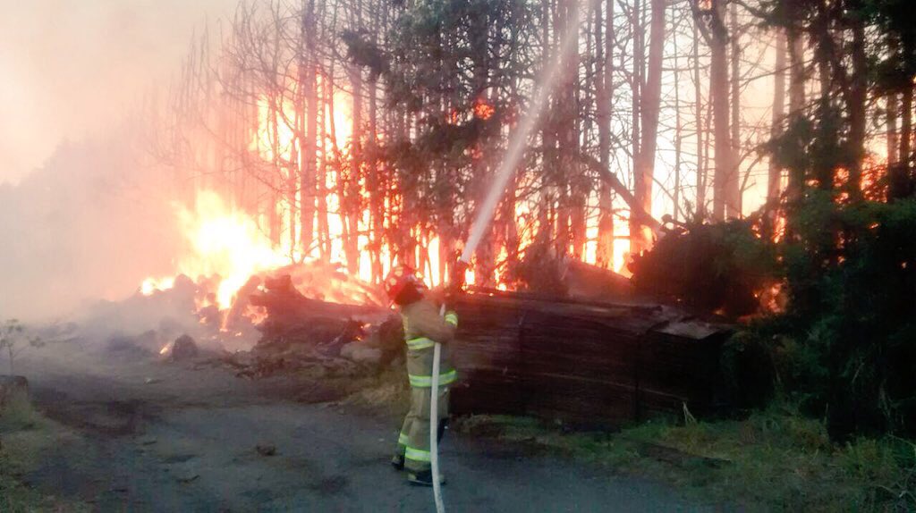 DavidLopezDLC's tweet photo. Desde el día de ayer y hasta hoy, mis compañeros de @PcybMetepec continúan apoyando en Tenango del Valle debido a un fuerte incendio ocurrido en el municipio vecino. https://t.co/k1rwJuN93Y