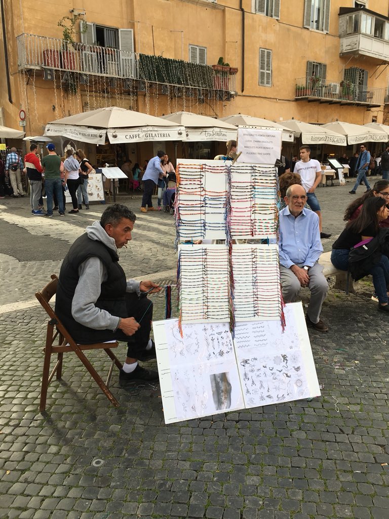 _romaxroma_'s tweet photo. Piazza Navona / suk @virginiaraggi @romafaschifo @Sosromacapitale @rep_roma @Sovrintendenza @romatristezza https://t.co/4ux9IjPKYq