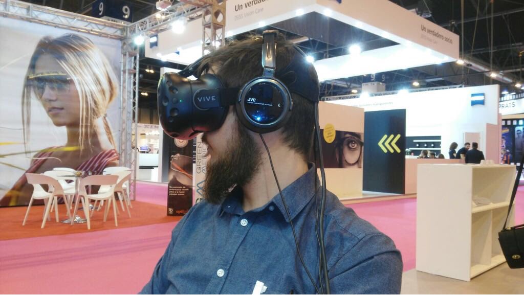 GTATiempoActivo's tweet photo. La #RealidadVirtual de [#GTALab] en #ExpoÓptica2018, en @FeriaDeMadrid. #VR #MarketingExperiencial ...una visita virtual a tu #Óptica con #GIOWeb, de @Deipe_SL. Gracias por esa fantástica #Innovación 👍🏻 https://t.co/S14b3sjajh