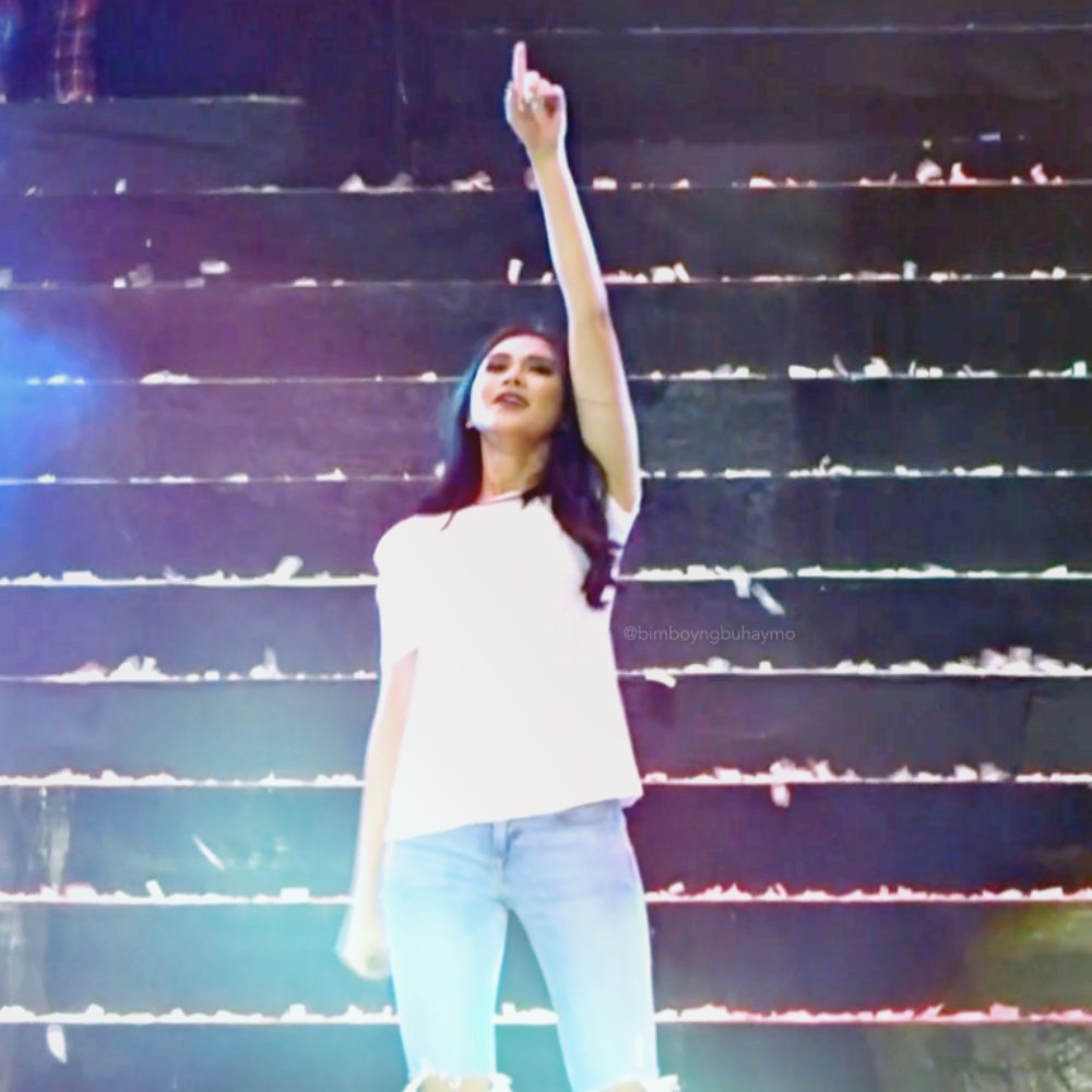 johnreynico's tweet photo. "Finding purpose in what you do, and being surrounded by people who really, truly love you for who you are; sikat man o hindi, may make-up man o wala, that's my happiness.." - Sarah Geronimo

#SarahGThis15MeConcert #SarahGThis15MeConcertHANGOVER @JustSarahG https://t.co/Rgkb0mnDo8