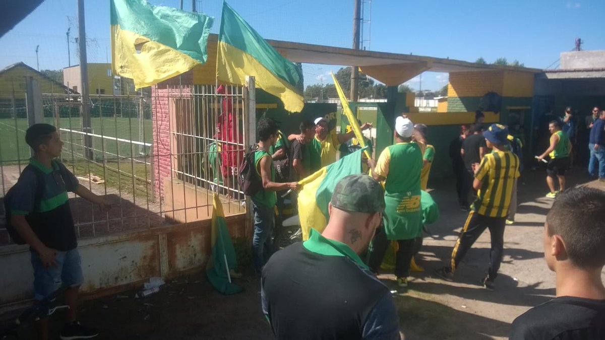 FutbolDeAzul's tweet photo. Colorido marco dan los hinchas de #Piazza quienes se preparan para viajar a Olavarría a alentar al equipo industrial! #VamosPiazza #VamosAzul https://t.co/A8w3sZHi3p