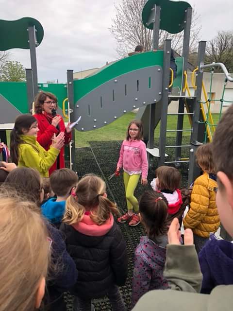 Virguichard49's tweet photo. Inauguration de l'aire de jeux installée grâce au financement participatif. Les enfants ont voté: ce sera l'aire des lutins des bois! Solidarité innovation. Merci #collecticity #RSOP https://t.co/4sllZgBUMj