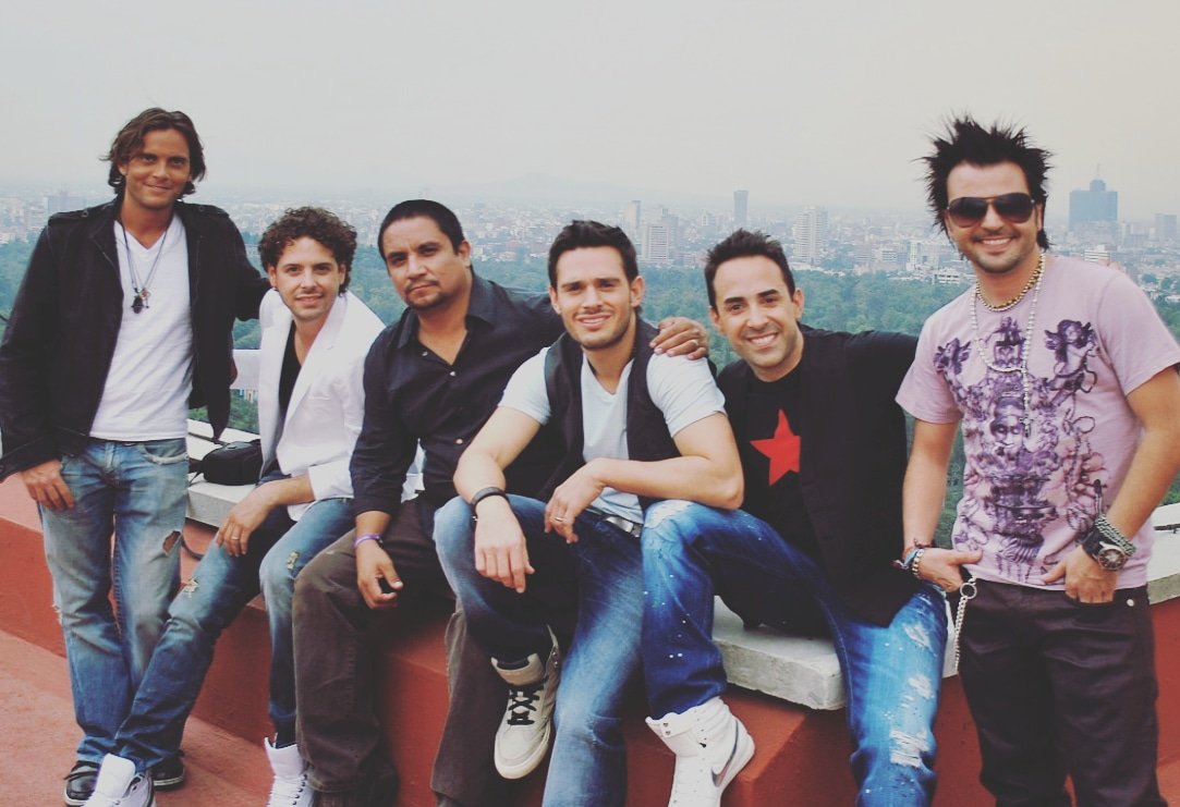 MiLo800's tweet photo. #FLASHBACK con mis amigos de @GrupoMercurio hace ya algunos añitos en el techo del W Hotel en la ciudad de México en las fotos para su reencuentro. #mercurio #grupomercurio #before #whotel #mexicocity #milo800 https://t.co/cTqpcbUELq
