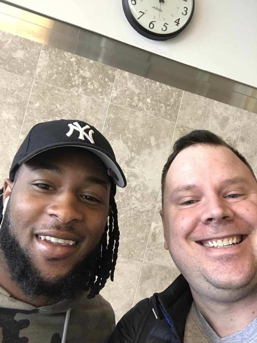 Aaron_J_Jones's tweet image. Met @Showtyme_33 today - best of luck this upcoming season and thanks for taking a min of your time for a picture #AaronJones #SameName #Packers